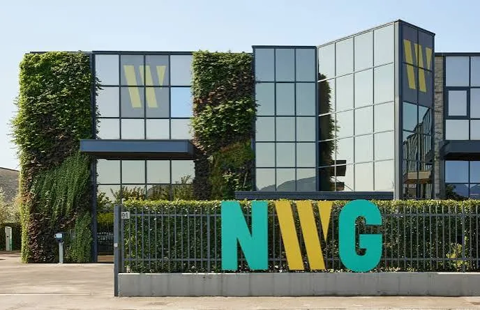 La sede NWG a Prato: palazzina con facciate verdi e le lettere NWG davanti al cancello